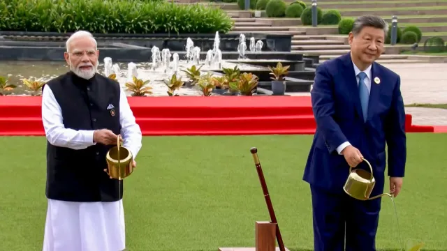 7 साल बाद दिल्ली पहुंचे शी जिनपिंग, मोदी से मुलाकात में सिर्फ दोस्ती नहीं—सीमा, कारोबार और भरोसे की असली परीक्षा